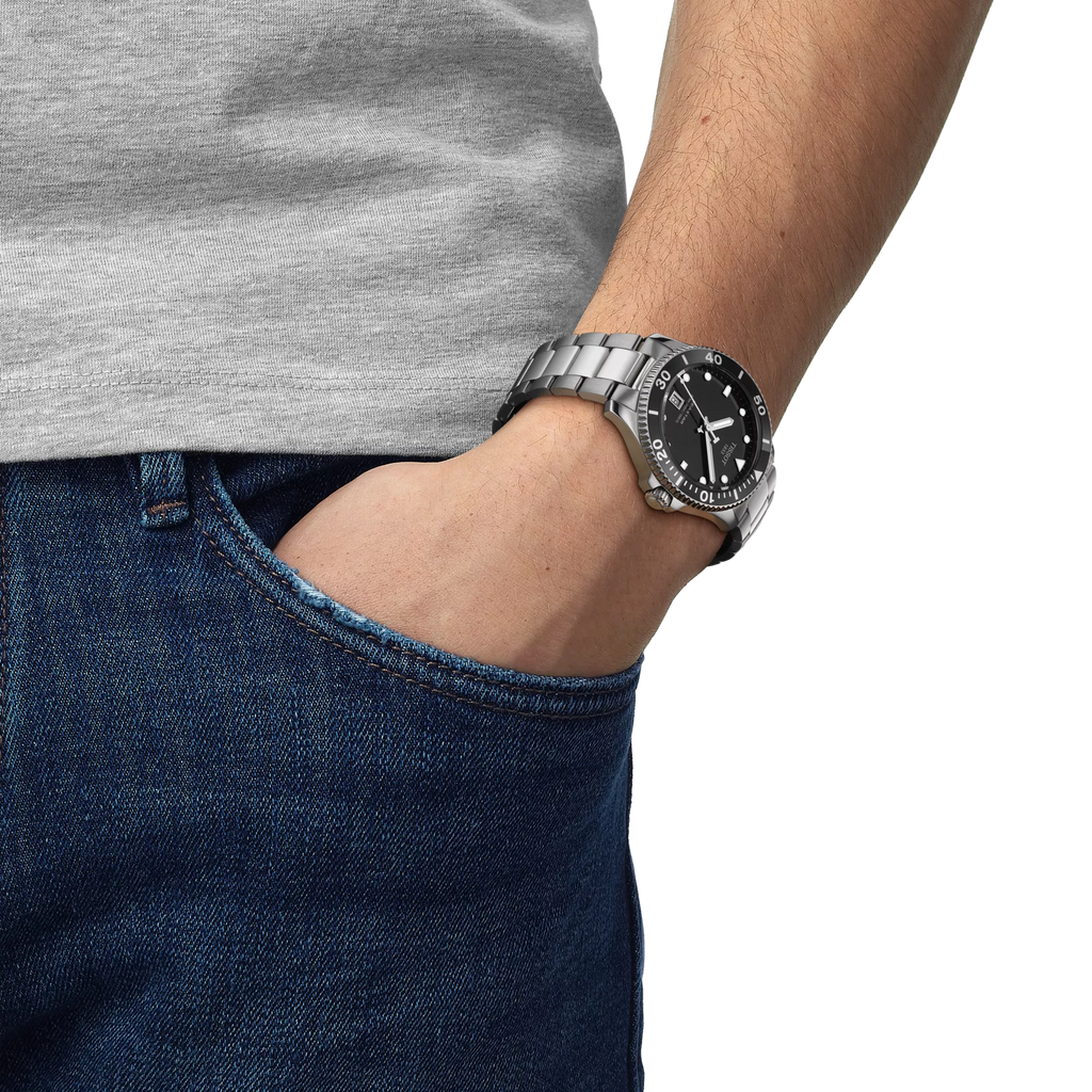 RELOJ TISSOT SEASTAR 1000, CUARZO, ESFERA NEGRA, BRAZALETE DE ACERO, FECHA, 40 MM