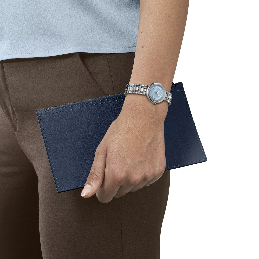 RELOJ TISSOT BELLISSIMA, CUARZO, ESFERA CELESTE, BRAZALETE DE ACERO, FECHA, 26 MM