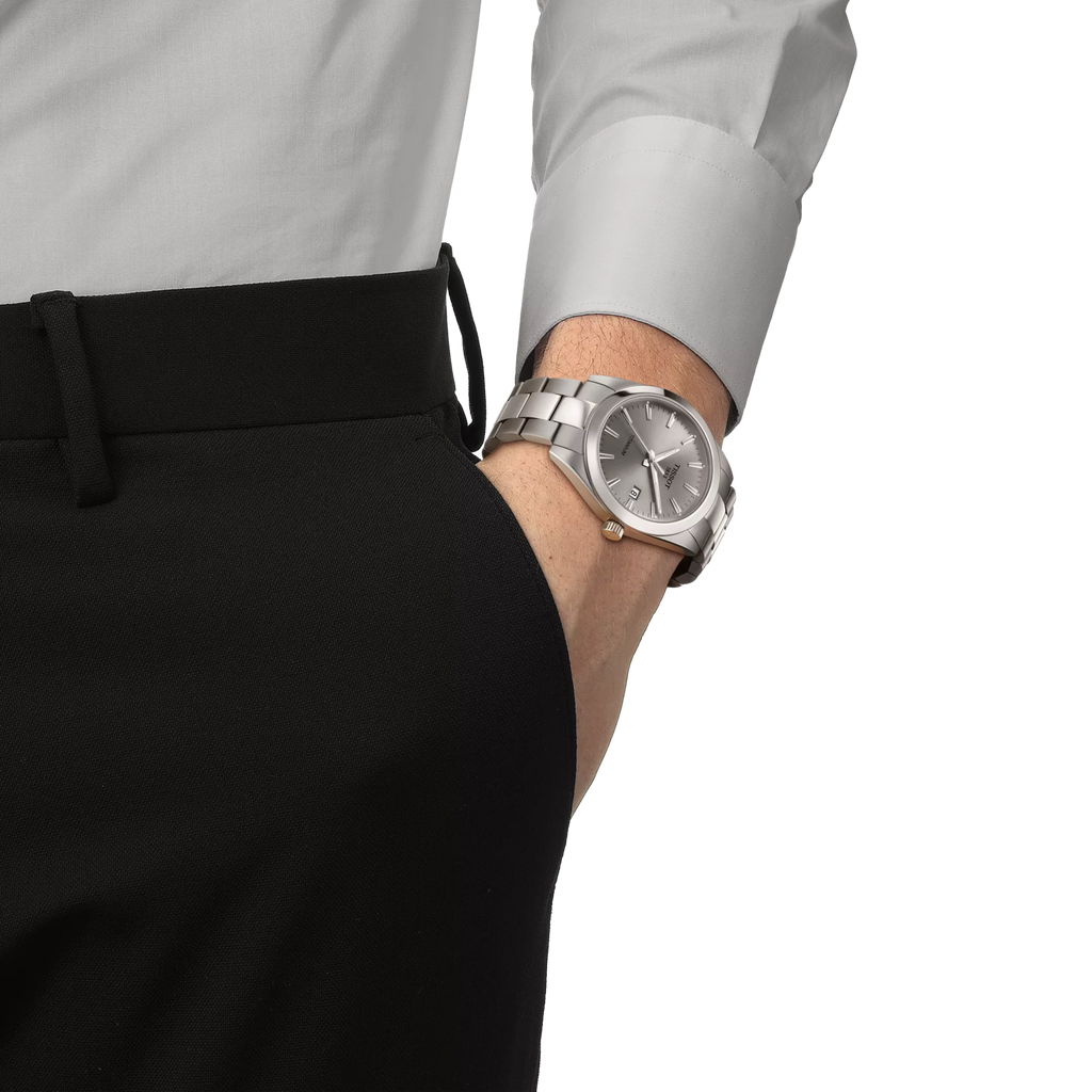 RELOJ TISSOT GENTLEMAN, CUARZO, ESFERA GRIS, BRAZALETE DE TITANIO, FECHA, 40 MM