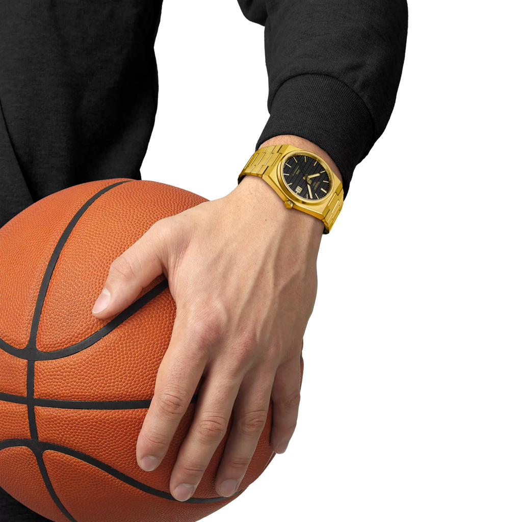 RELOJ TISSOT PRX, DAMIAN LILLARD, AUTOMCÁTICO, ESFERA NEGRA, BRAZALETE PRV TONO ORO, FECHA, 40 MM