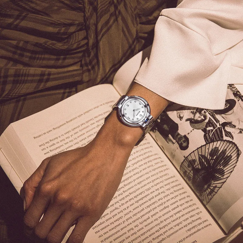 RELOJ BULOVA RUBAIYAT, CUARZO, ESFERA PLATEADA, BRAZALETE DE ACERO, DIAMANTES, 35 MM