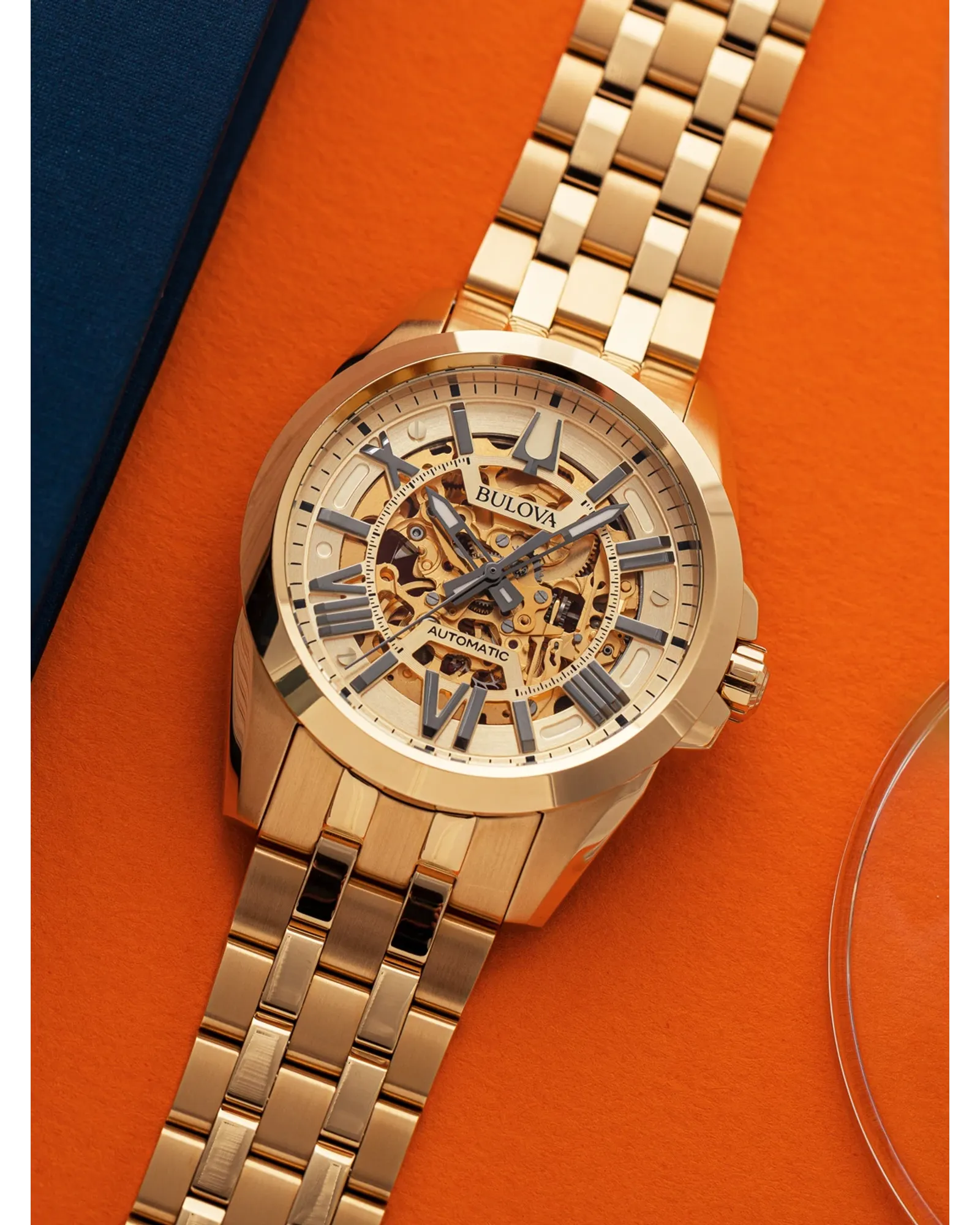 RELOJ BULOVA SUTTON, AUTOMATICO, ESFERA DORADA, BRAZALETE DE ACERO PVD ORO AMARILLO, 43 MM