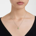 COLLAR SWAROVSKI BIRTHSTONE TALLA CUADRADA, AGOSTO, VERDE, BAÑO DE RODIO