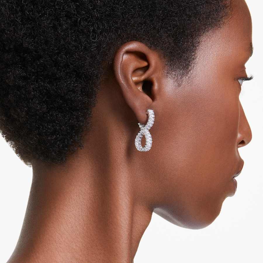 ARETES SWAROVSKI HYPERBOLA, DISEÑO HOOP TWIST, BLANCO, BAÑO DE RODIO