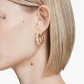 ARETES SWAROVSKI IMBER, DISEÑO MINI HOOP, BLANCO, BAÑO TONO ORO