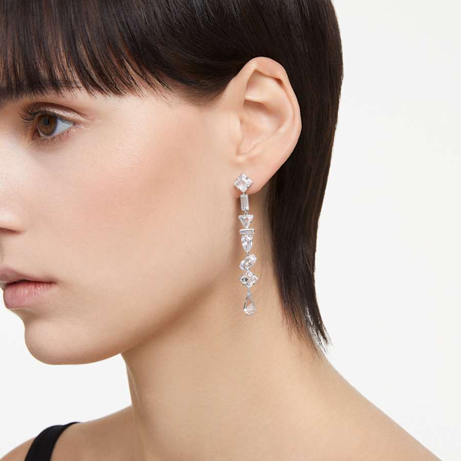 ARETES SWAROVSKI MESMERA, DISEÑO ASIMÉTRICO, CRISTAL, BAÑO DE RODIO
