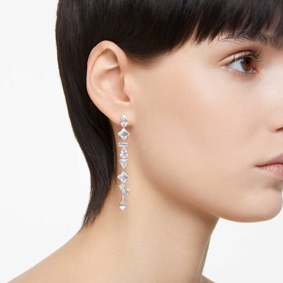 ARETES SWAROVSKI MESMERA, DISEÑO ASIMÉTRICO, CRISTAL, BAÑO DE RODIO